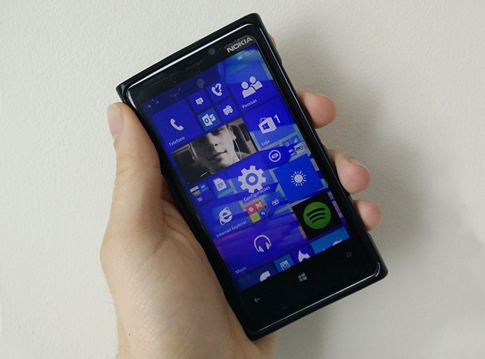 Windows 10 para smartphones é feito para ser usado por toques com apps da loja (Foto: Elson de Souza/TechTudo)