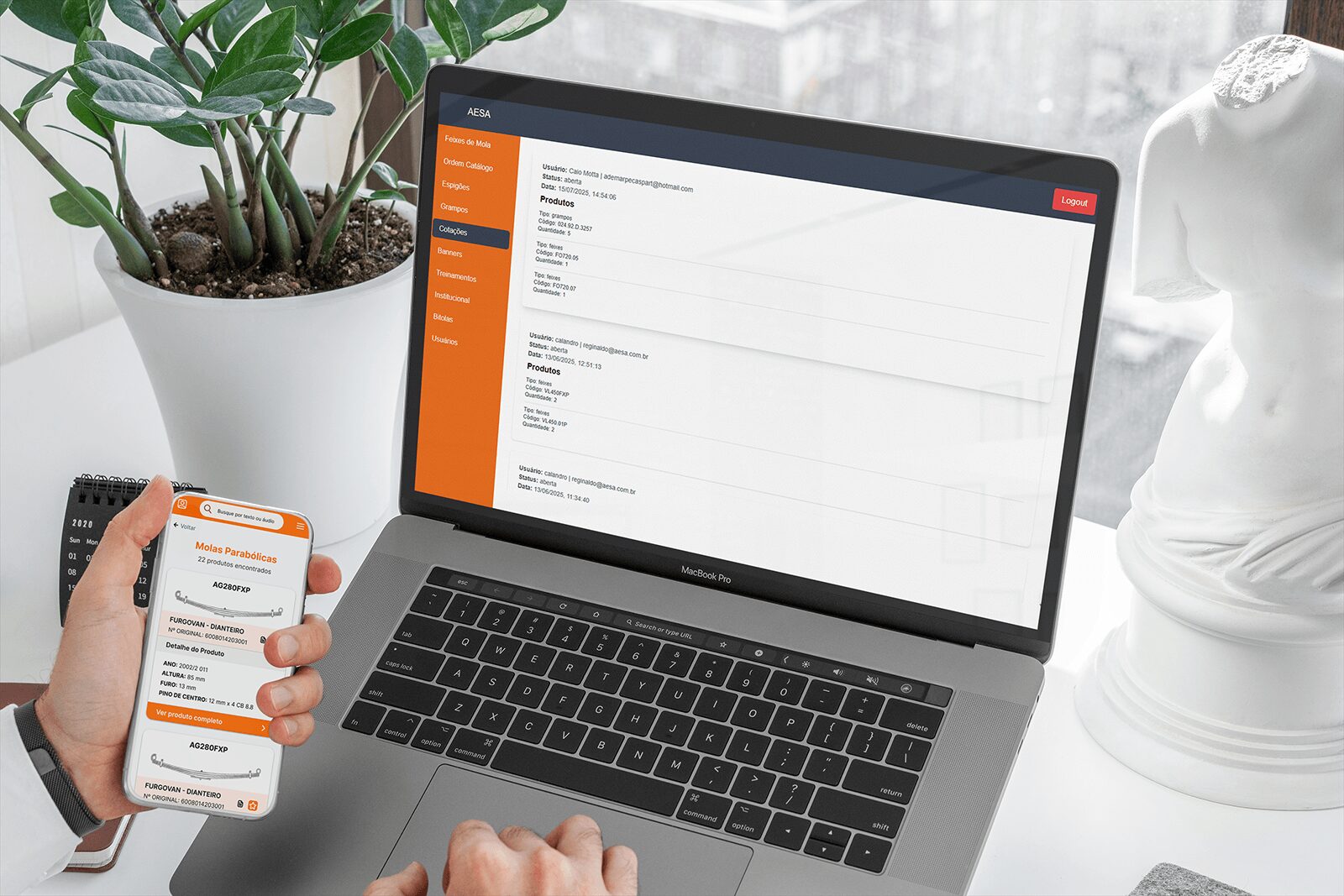 Pessoa utilizando simultaneamente um notebook e um smartphone sobre uma mesa ao lado de um vaso de planta e uma escultura branca. No notebook, está aberta a interface de administração da AESA, com menu lateral laranja e seção de ‘Cotações’ exibindo lista de pedidos e detalhes de produtos. No smartphone, a tela mostra o aplicativo da AESA com página de ‘Molas Parabólicas’, incluindo código, especificações técnicas e opção para ver produtos compatíveis.